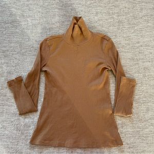 Small rib knit turtleneck shirt